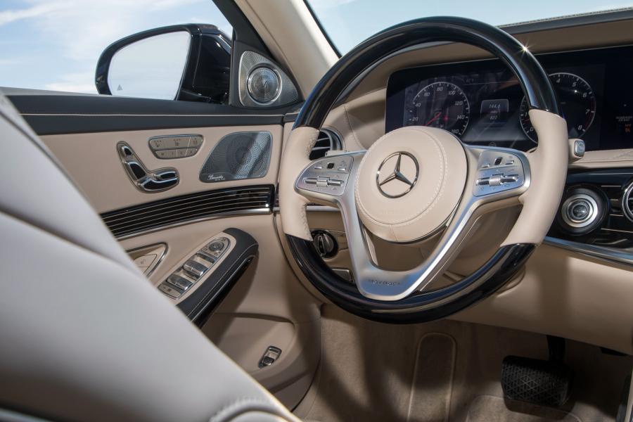 Детали интерьера Mercedes-Maybach S650 (X222) 2017 года  (NA) (фото 21 из 40)